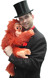 do-miX der Zauberer und Bauchredner mit seinem Affen Tinko.